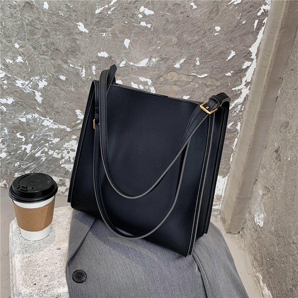 Alora Cuadrado Minimalist Crossbody Tote - Image 10