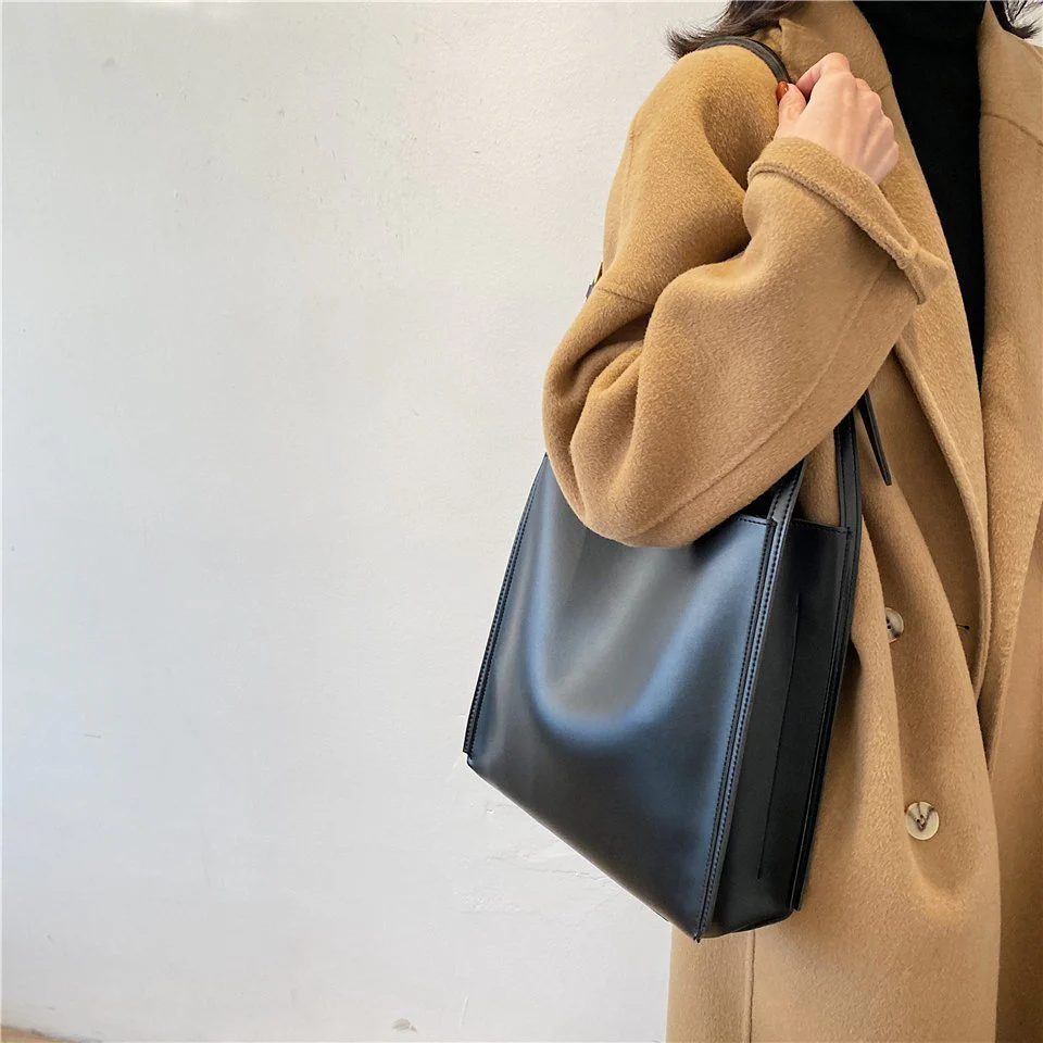 Alora Cuadrado Minimalist Crossbody Tote - Image 11