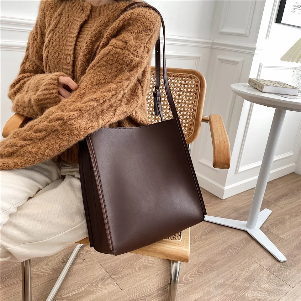 Alora Cuadrado Minimalist Crossbody Tote - Image 4