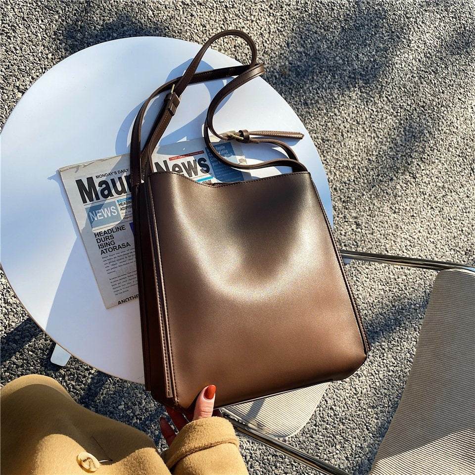 Alora Cuadrado Minimalist Crossbody Tote - Image 7