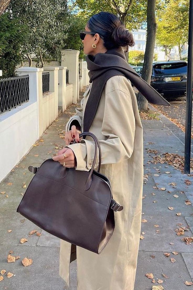 Sophisticated Suede Handbag - Image 27