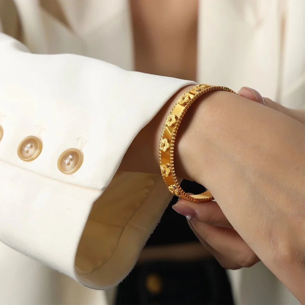 Bella Five-Leaf Clover Solid Bangle with Elegant Design - Image 3