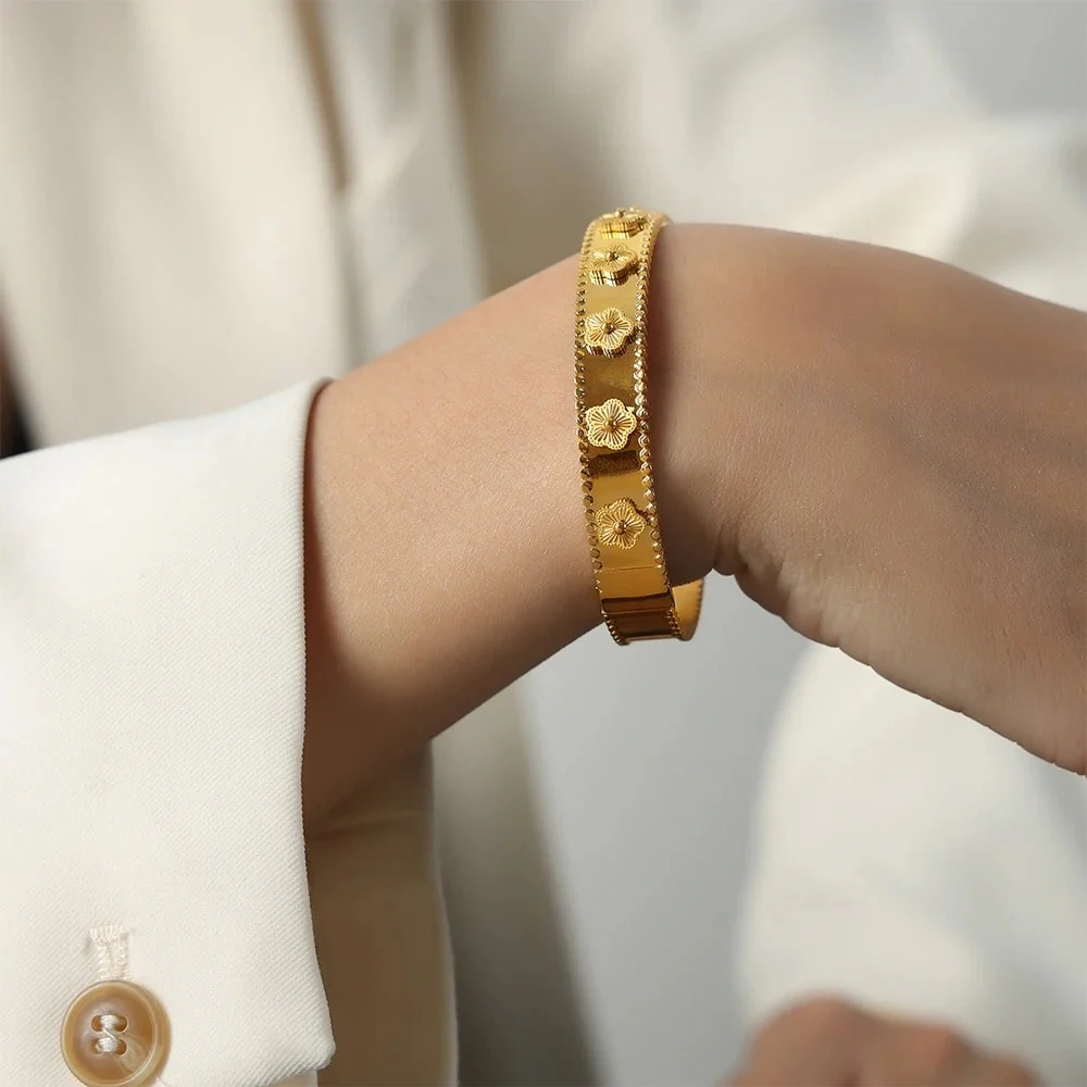 Bella Five-Leaf Clover Solid Bangle with Elegant Design - Image 5