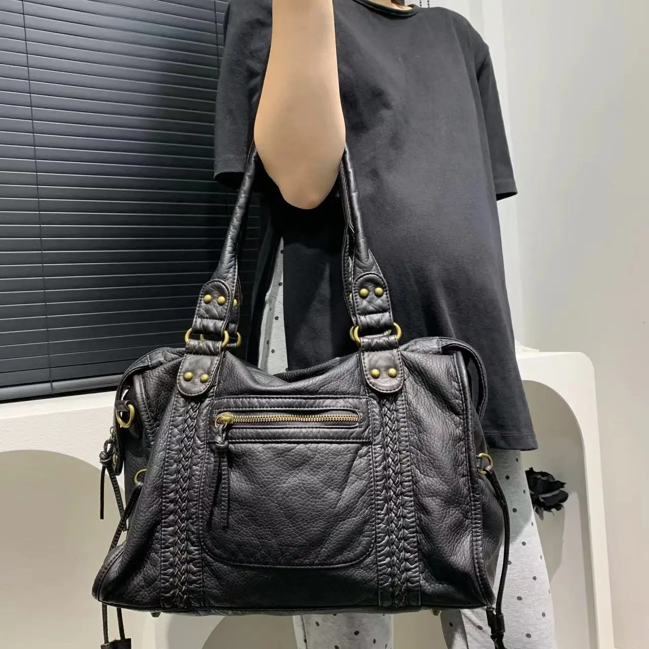 Celeste Classic Handbag – Elegant and Durable - Image 6