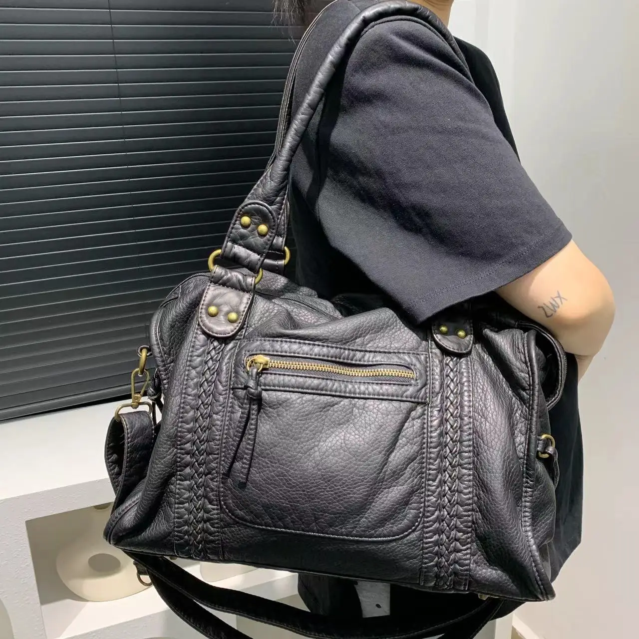 Celeste Classic Handbag – Elegant and Durable - Image 9