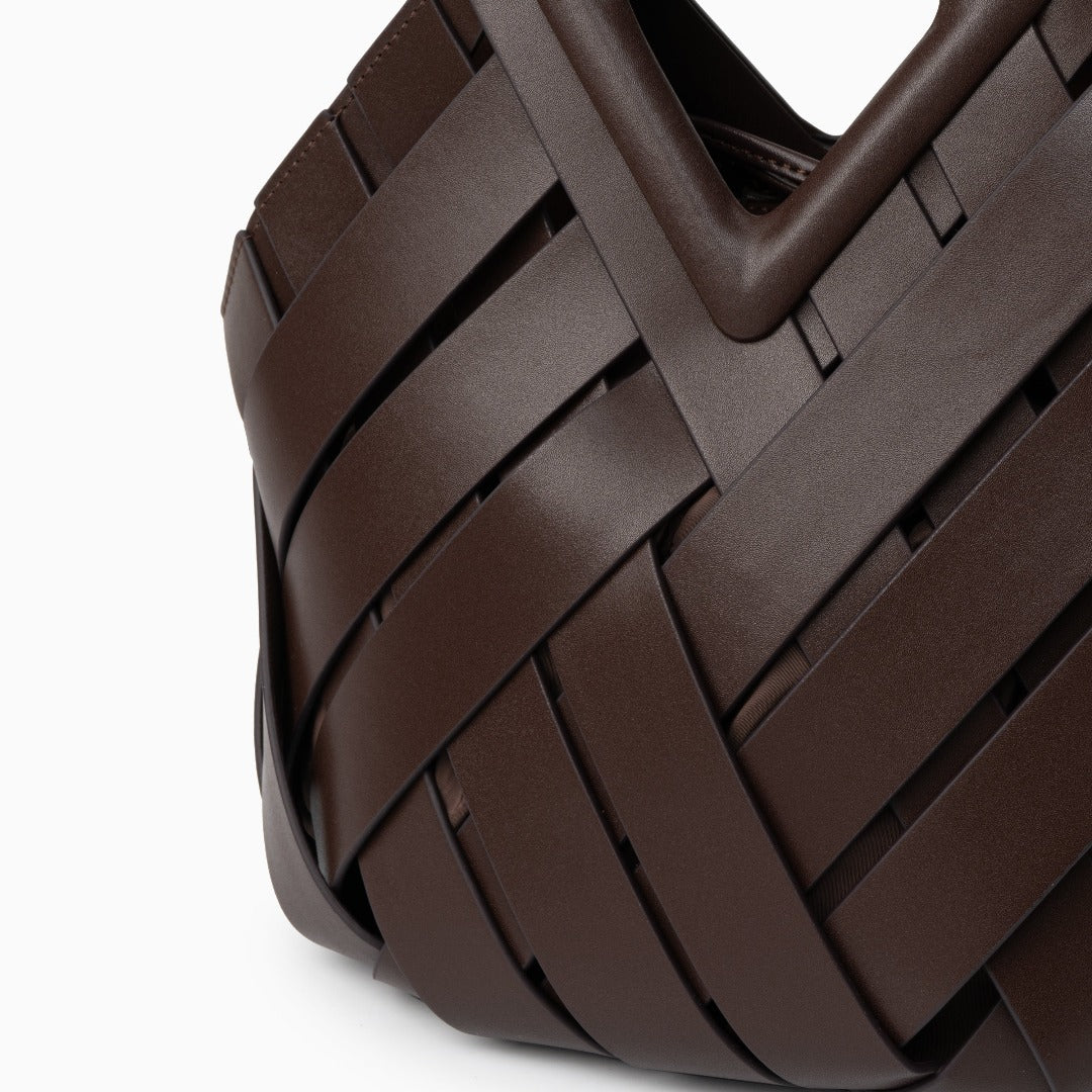 Chic Woven Leather Handbag for Casual and Formal Looks - Image 10