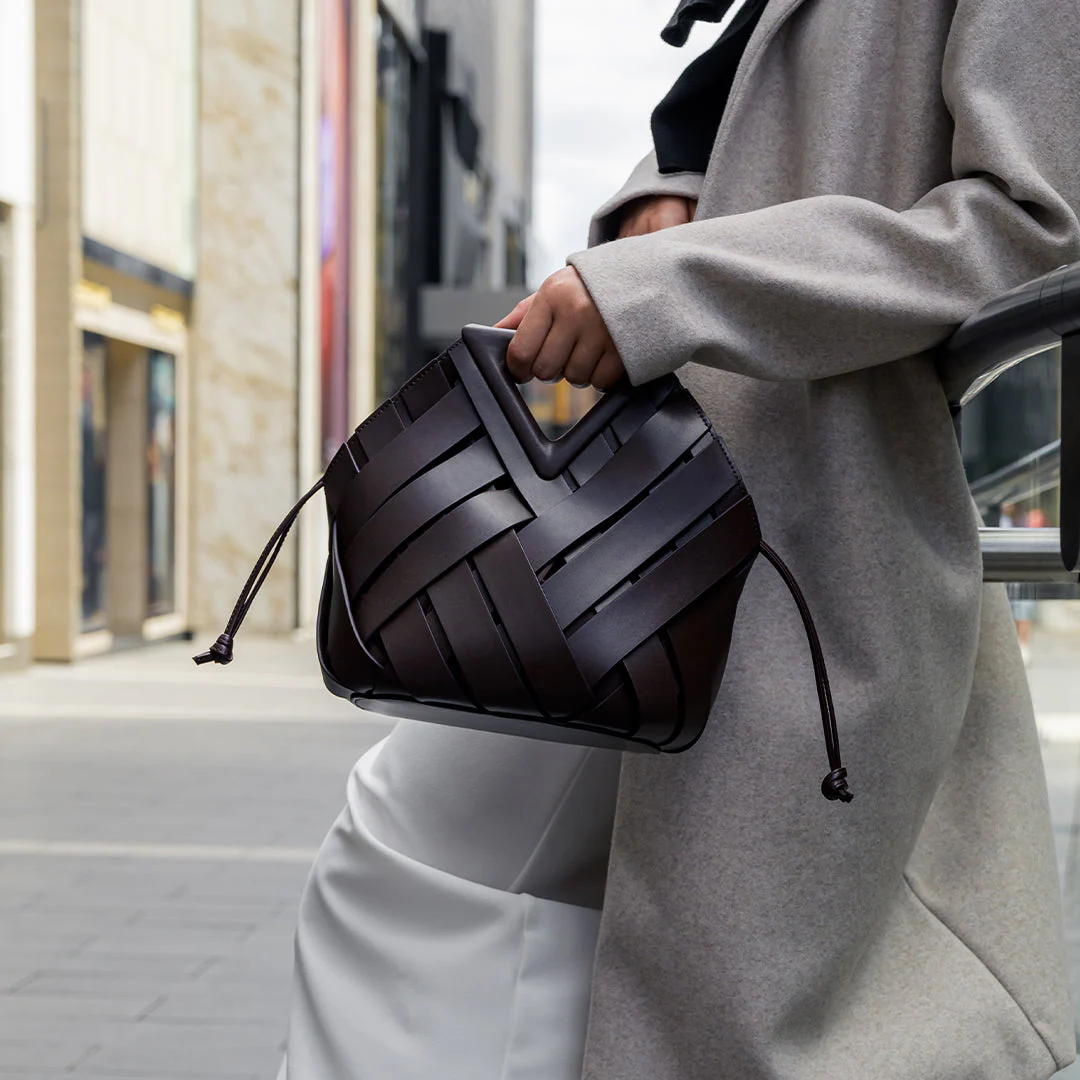 Chic Woven Leather Handbag for Casual and Formal Looks - Image 3