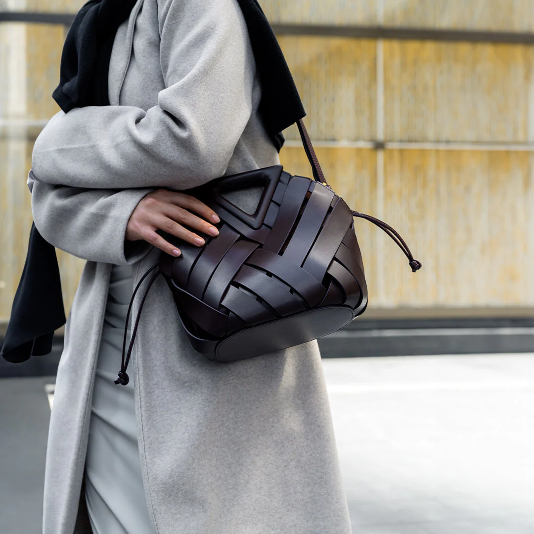 Chic Woven Leather Handbag for Casual and Formal Looks - Image 7