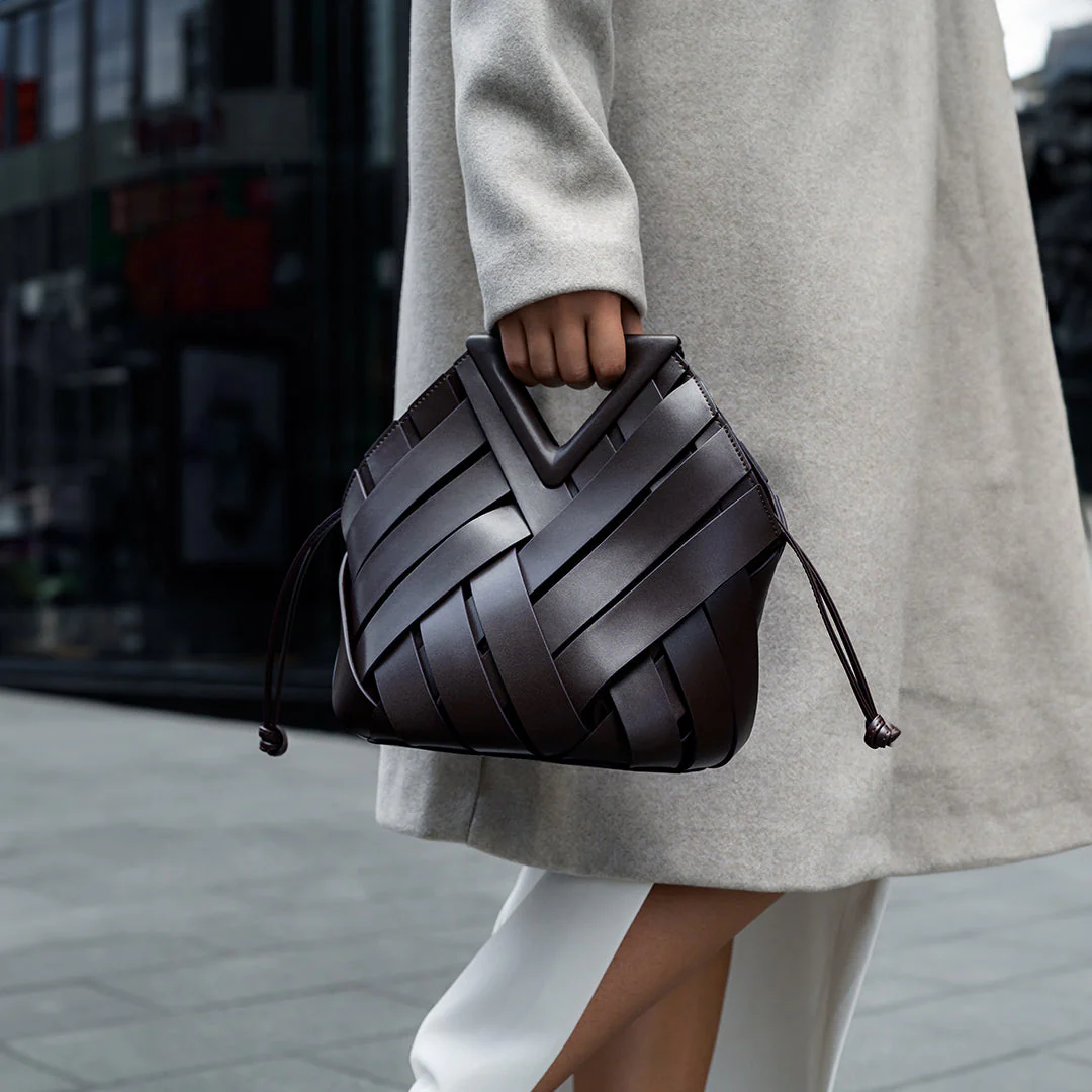 Chic Woven Leather Handbag for Casual and Formal Looks - Image 9
