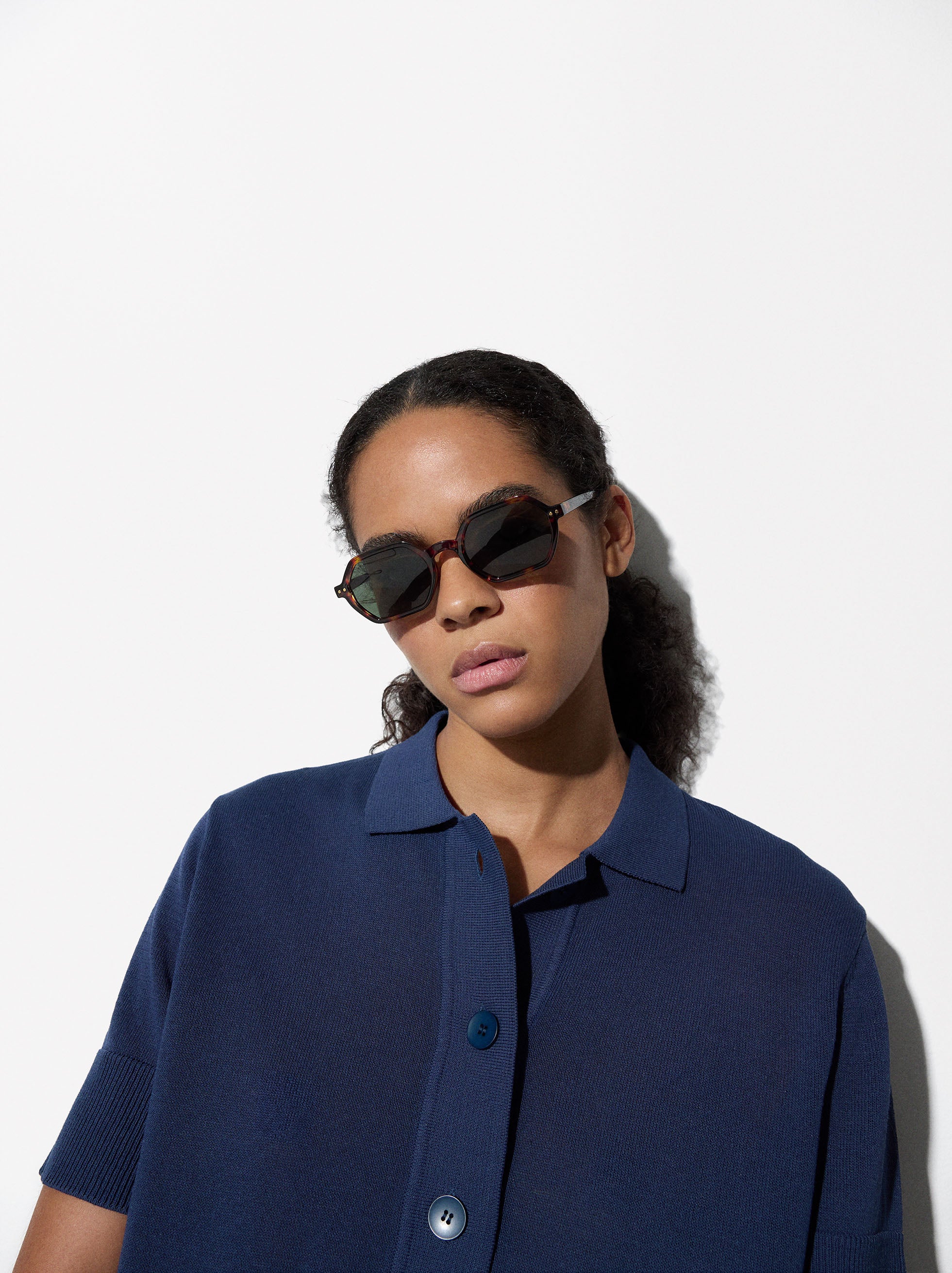 Retro Chic Tortoise Shell Polarized Sunglasses - Image 4