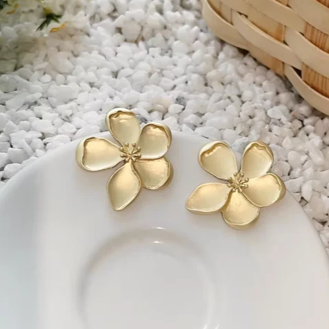 Elegant Metallic Flower Stud Earrings for Women - Image 3