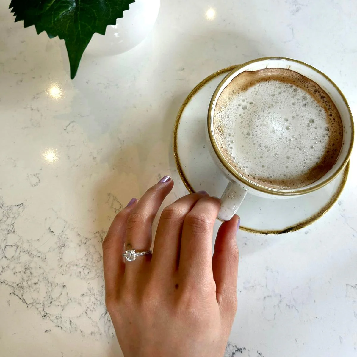 Exquisite Precious Metal Ring with Brilliant Center Stone - Image 10