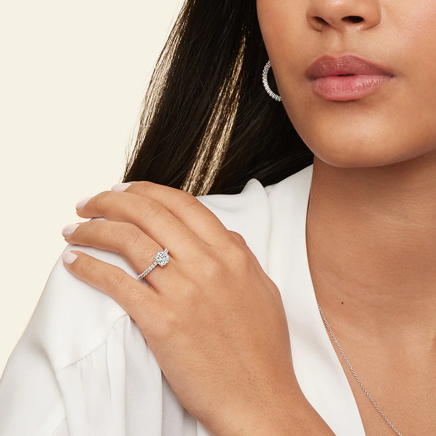 Exquisite Precious Metal Ring with Brilliant Center Stone - Image 13