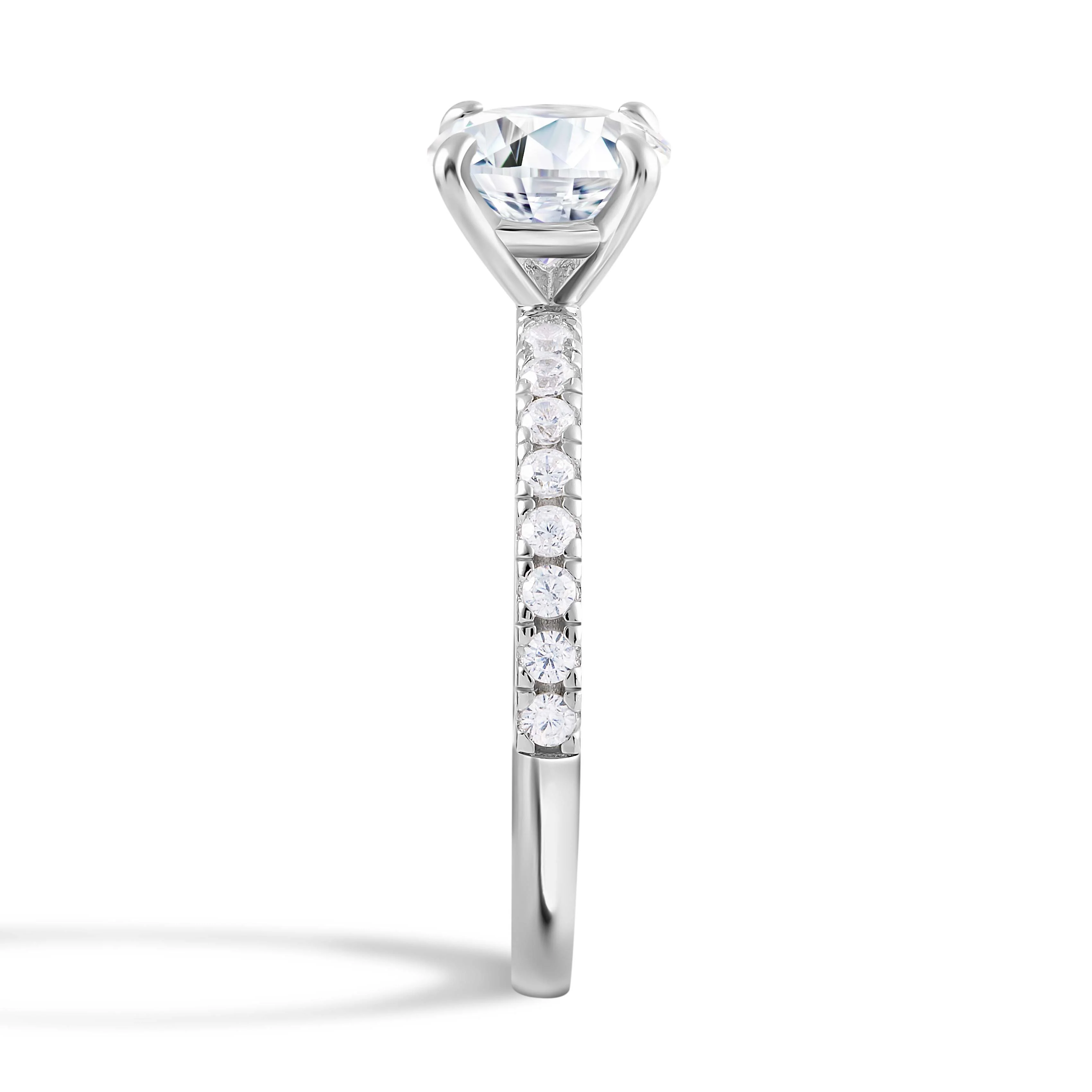 Exquisite Precious Metal Ring with Brilliant Center Stone - Image 4
