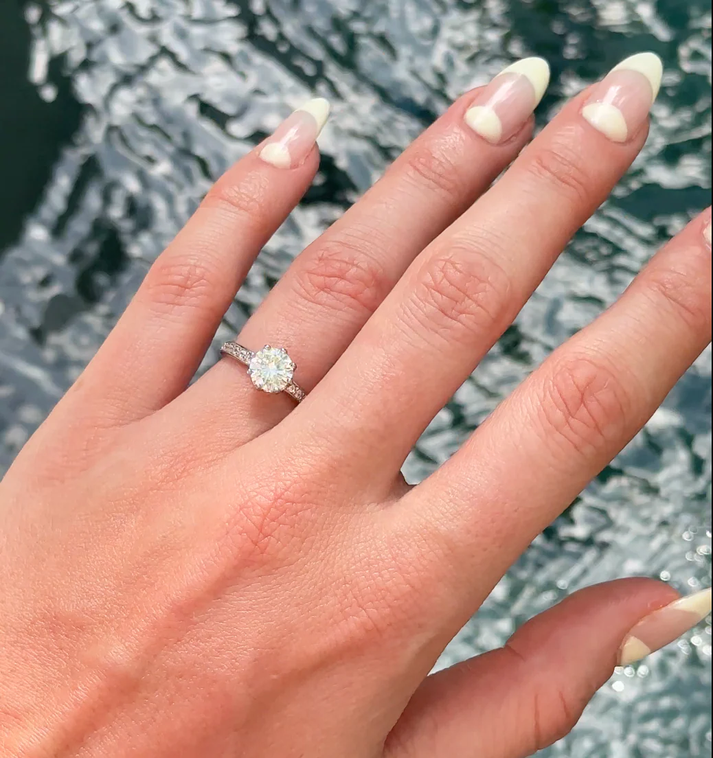 Exquisite Precious Metal Ring with Brilliant Center Stone - Image 8