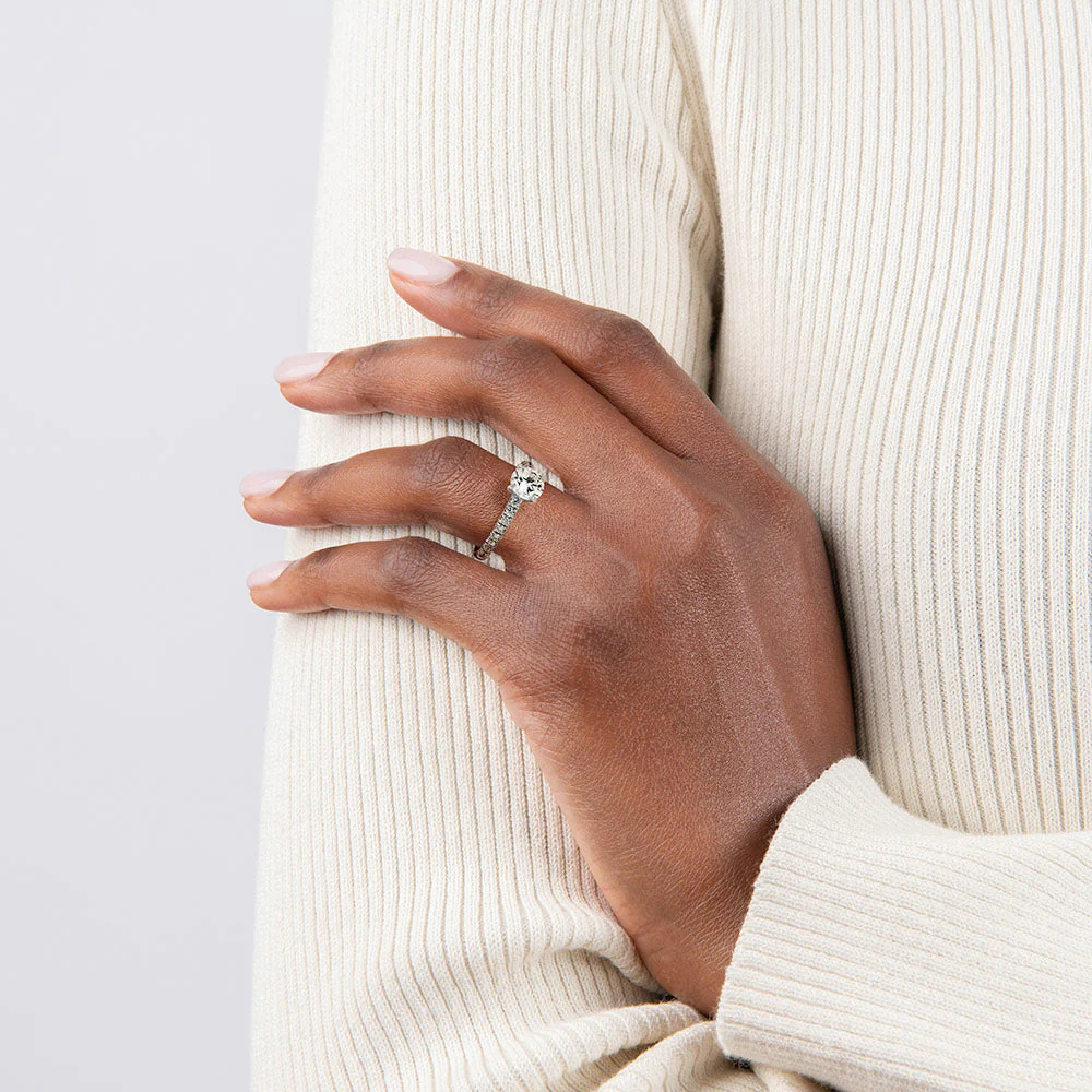 Exquisite Precious Metal Ring with Brilliant Center Stone - Image 9