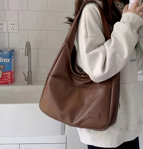 Timeless Brown and Black Leather Handbag – Elegant and Durable with Adjustable Shoulder Strap - Image 5