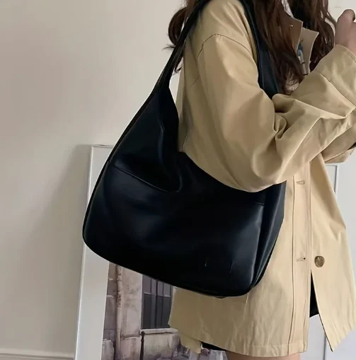 Timeless Brown and Black Leather Handbag – Elegant and Durable with Adjustable Shoulder Strap - Image 6