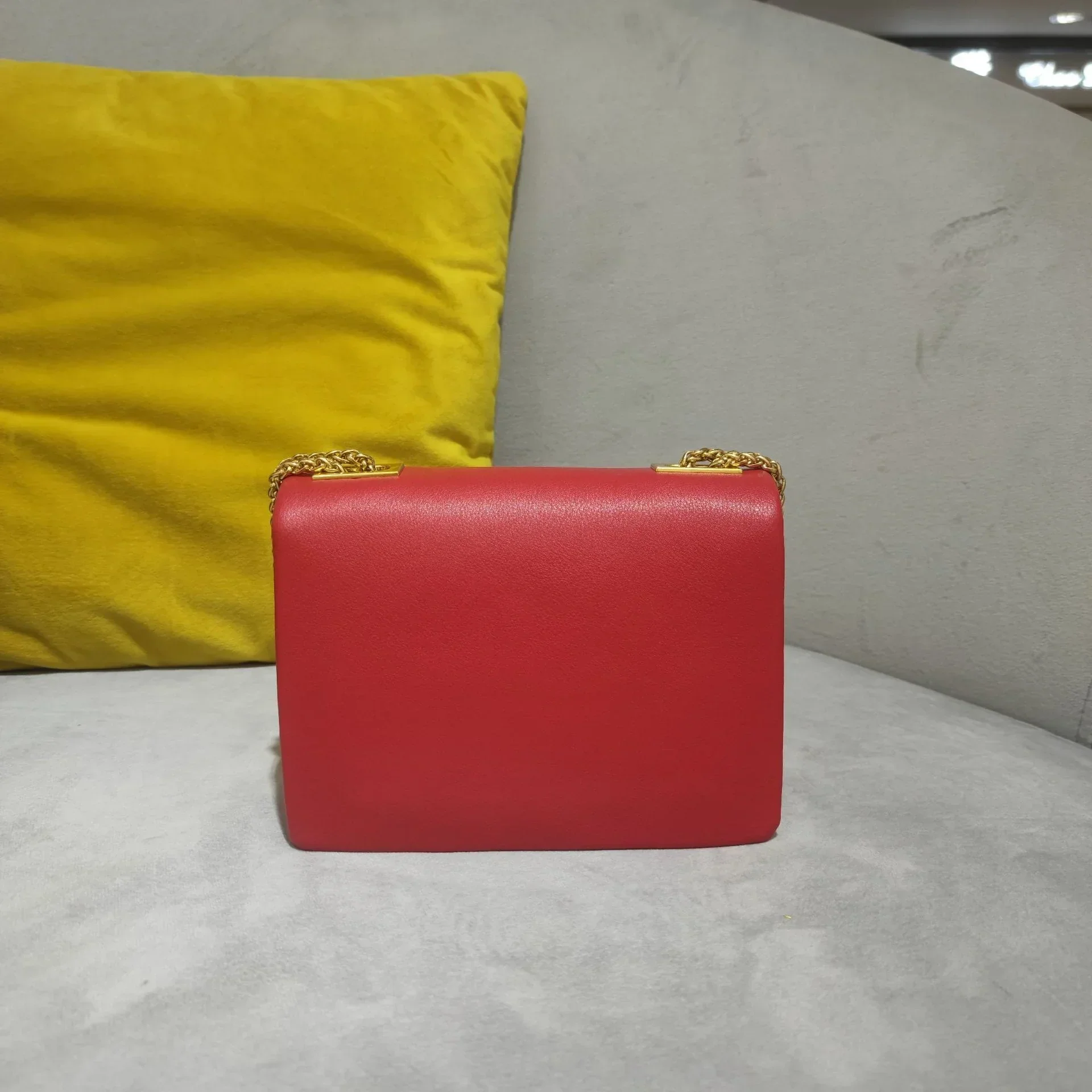 Urban Elegance Convertible Leather Crossbody Bag - Image 11