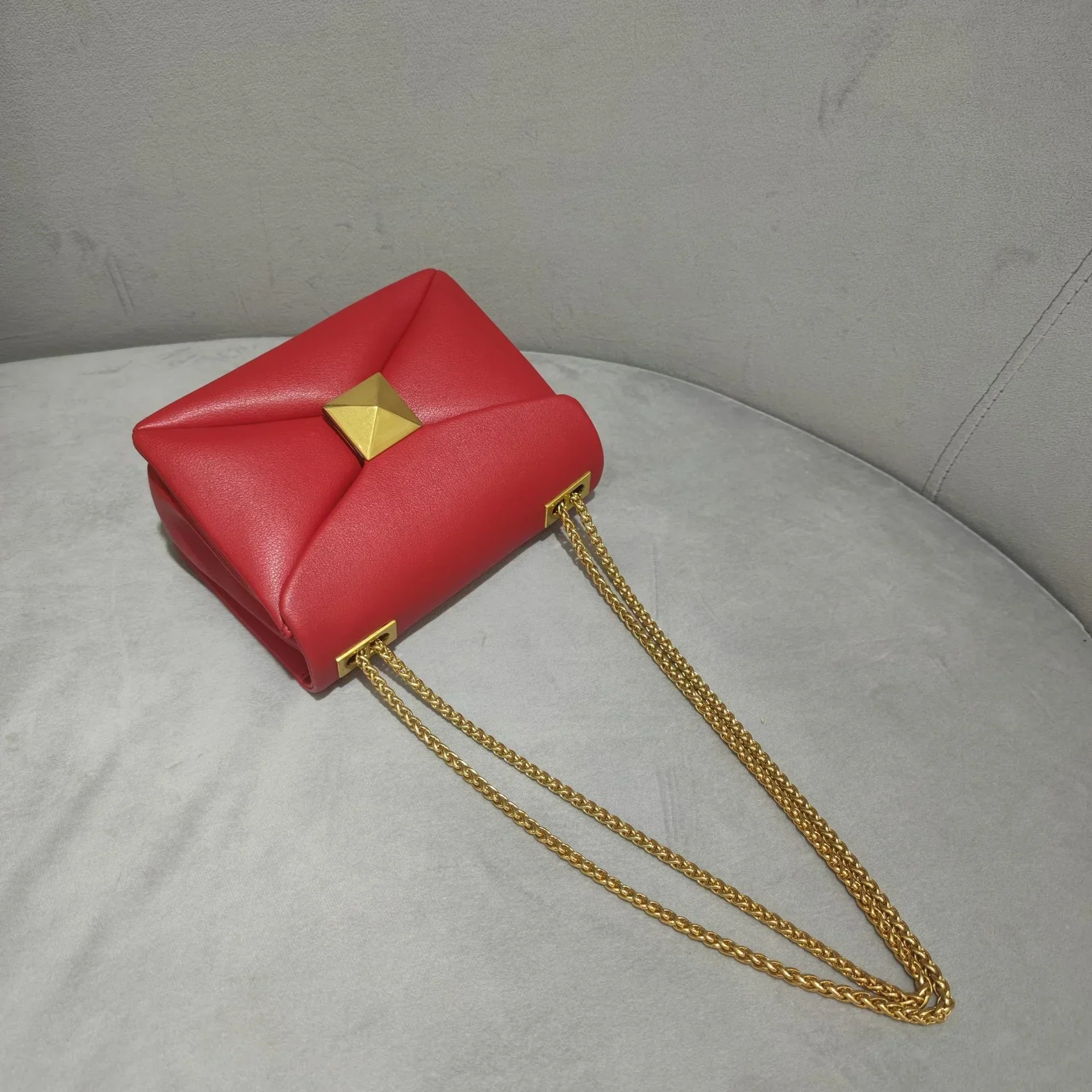 Urban Elegance Convertible Leather Crossbody Bag - Image 13