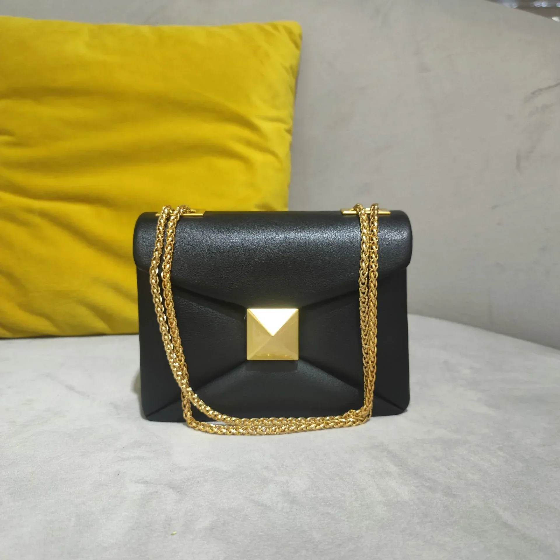 Urban Elegance Convertible Leather Crossbody Bag - Image 19