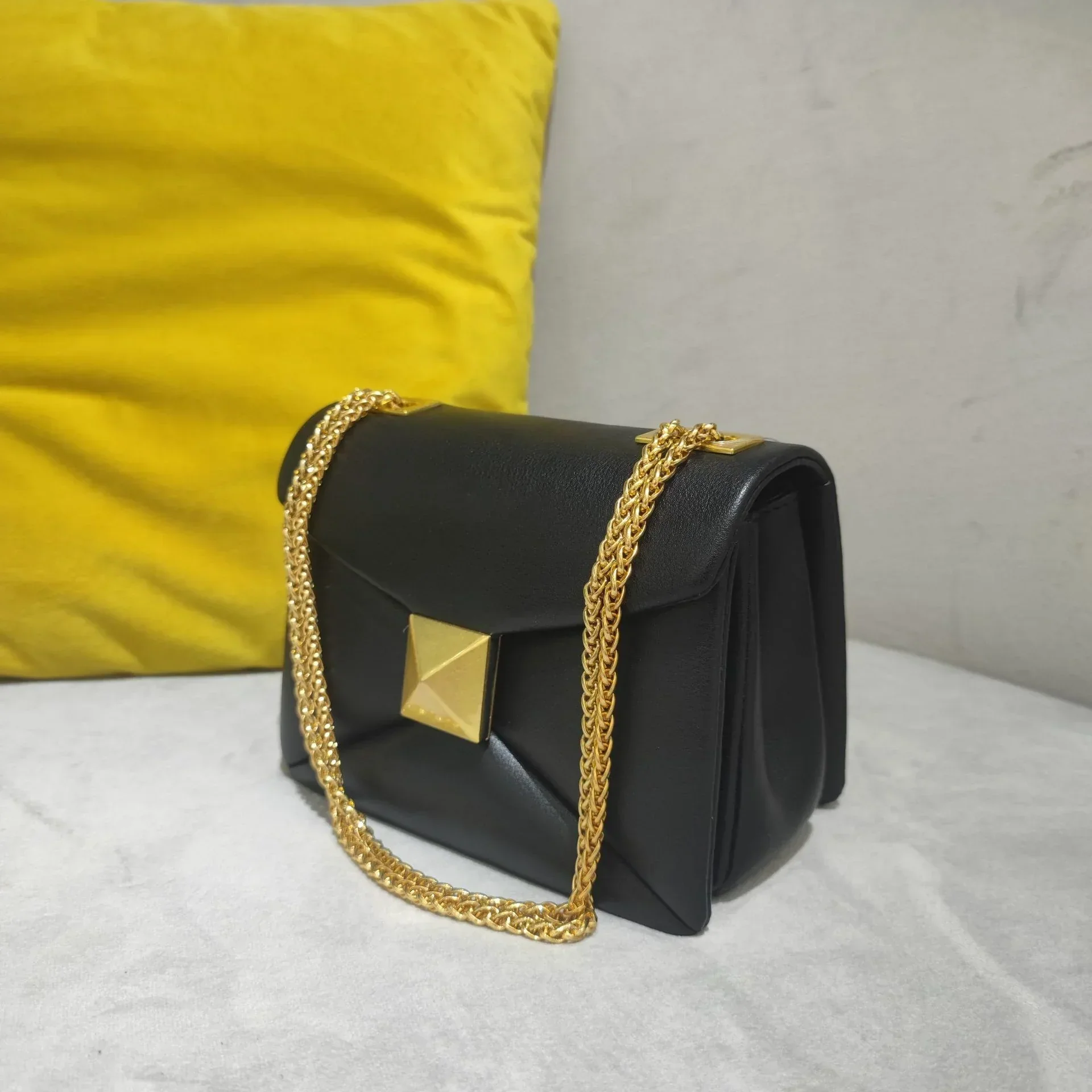 Urban Elegance Convertible Leather Crossbody Bag - Image 21