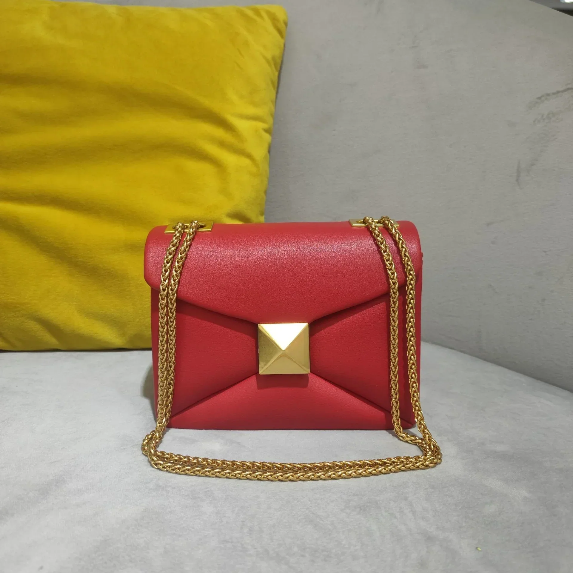 Urban Elegance Convertible Leather Crossbody Bag - Image 3