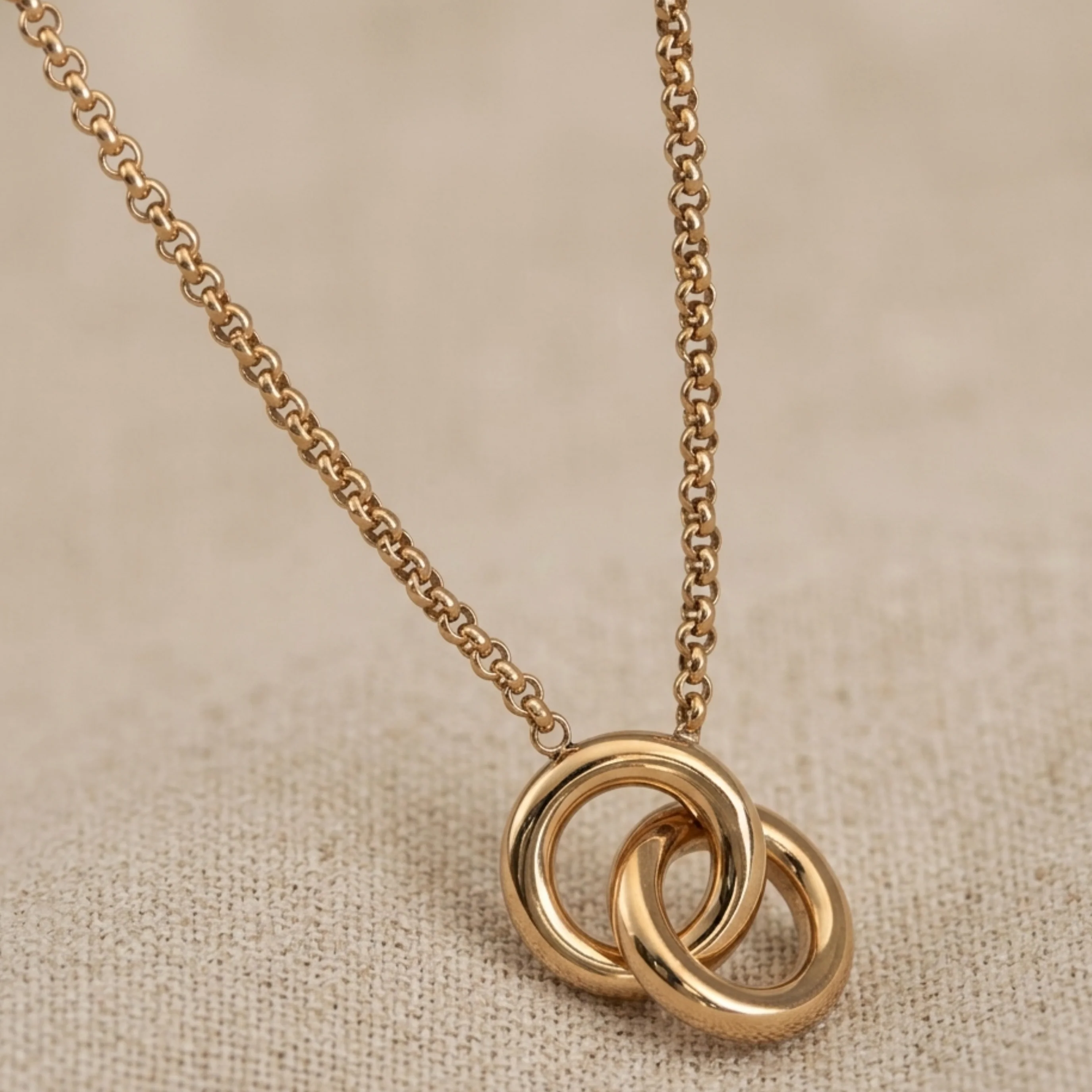 Veloure InterLock Gold Chain Necklace - Image 3