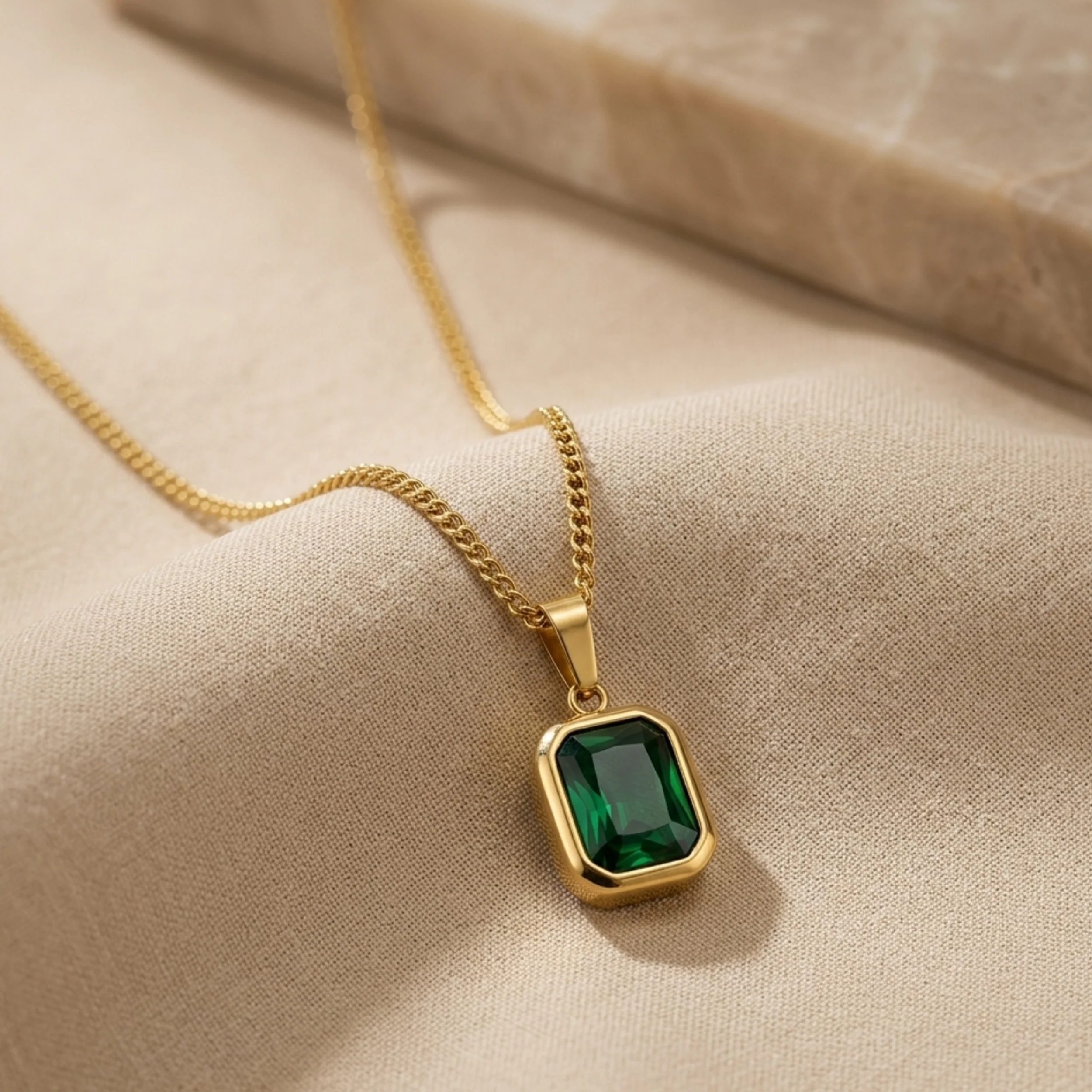 Verdezza Timeless Emerald Pendant Necklace