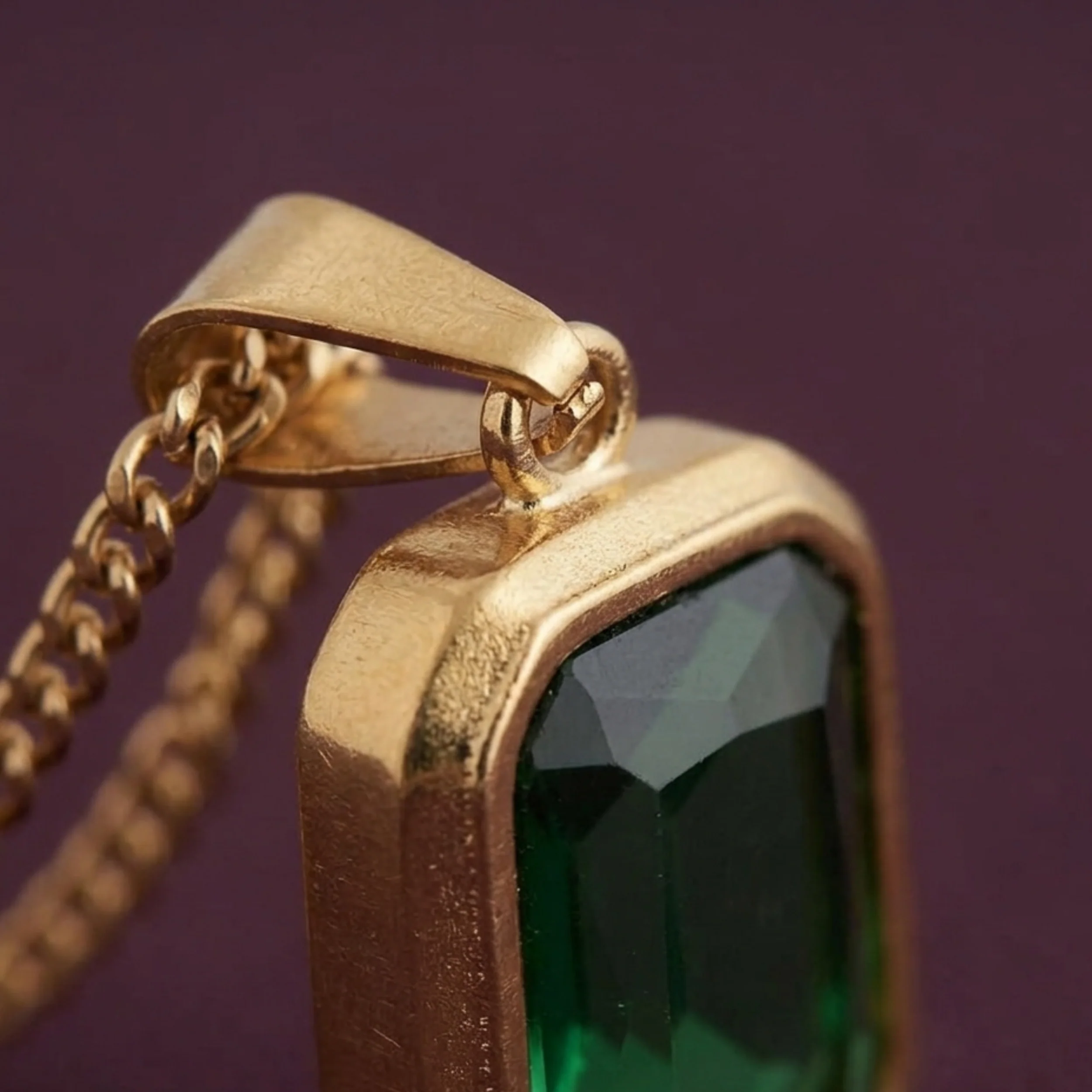 Verdezza Timeless Emerald Pendant Necklace - Image 6