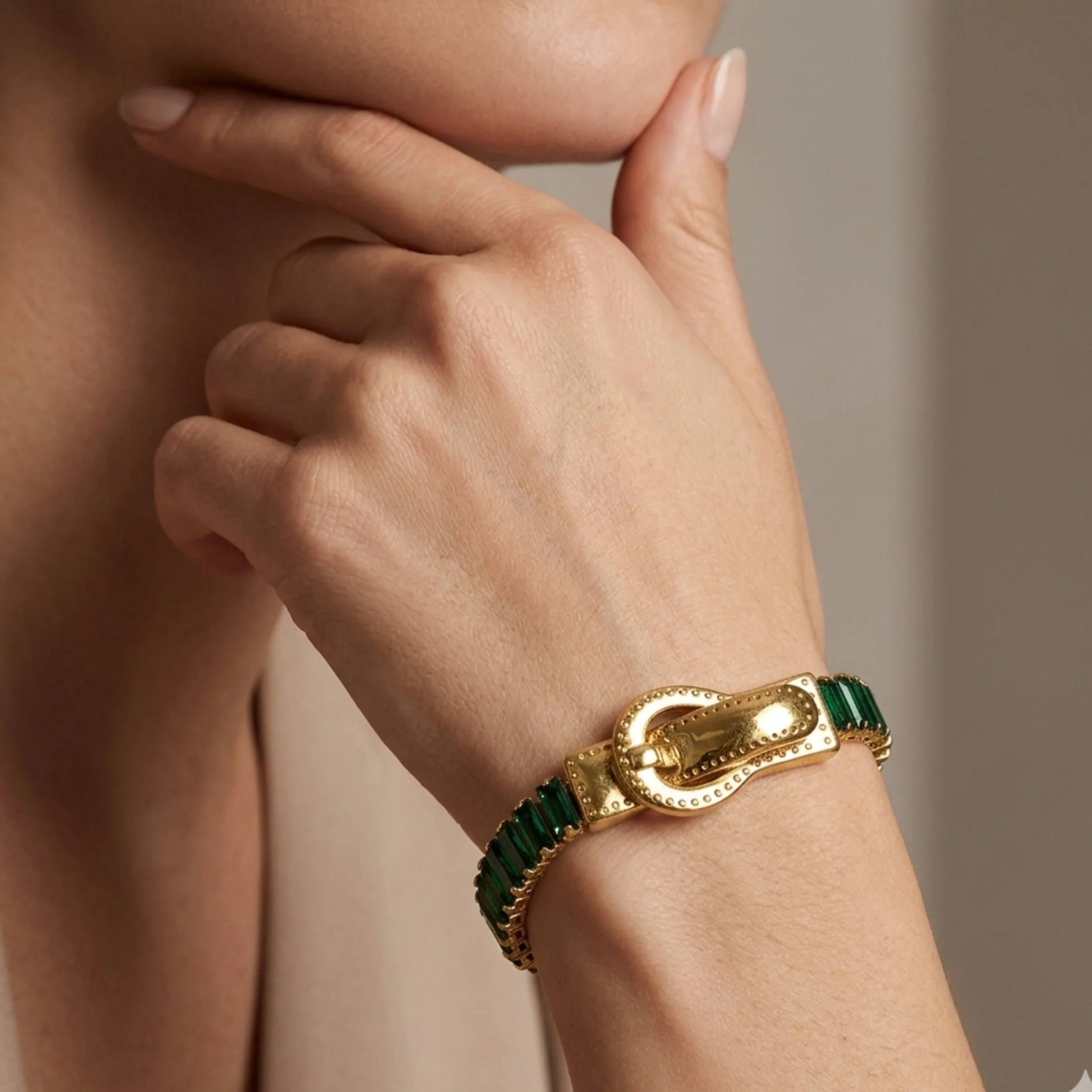 Zephyra Baguette Emerald Bracelet - Image 4